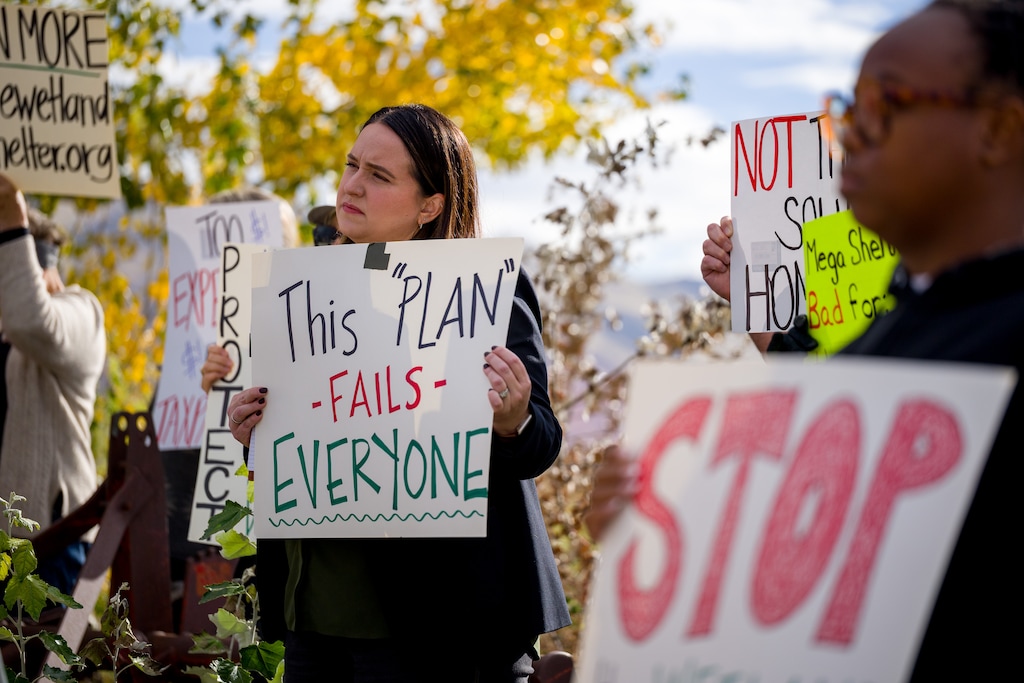 (Trent Nelson | The Salt Lake Tribune) Allison Musser durante una conferencia de prensa cerca del sitio propuesto para el campus de personas sin hogar en Salt Lake City, el martes 18 de noviembre de 2025.