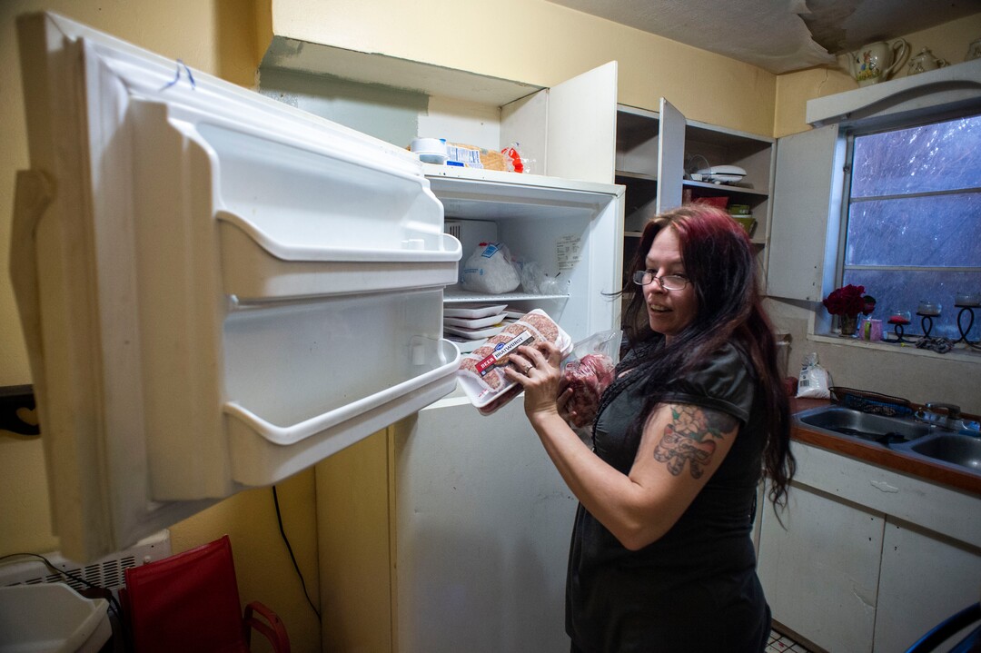 (Rick Egan | The Salt Lake Tribune)   Amber Gardner rushes to empty her freezer and load up the rest of the family possessions with only a few hours to go before the deadline to leave the Georgia apartment complex at noon, Saturday, Feb. 16. 2019