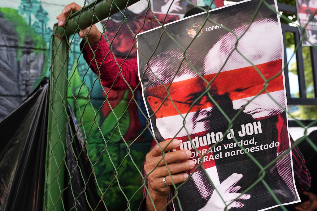 Farmers protest against President Donald Trump's pardon of Honduras' former President Juan Orlando Hernandez in Tegucigalpa, Honduras, Thursday, Dec. 4, 2025. (AP Photo/Moises Castillo)