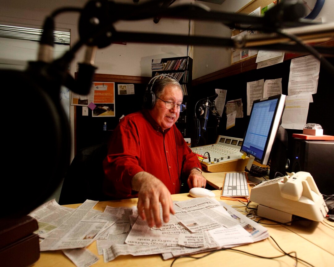 (Trent Nelson | The Salt Lake Tribune).Radio legend Tom Barberi broadcasting his morning show in 2009.He died Dec. 24, 2021. He was 78.