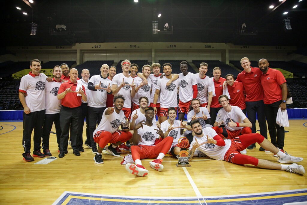 The University of Utah basketball team celebrates win at the Sunshine Slam on Sun., Nov. 21, 2021