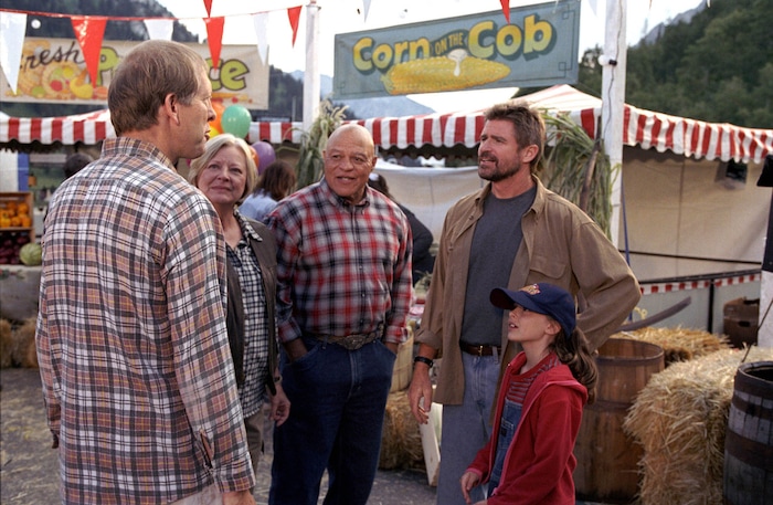 (Richard Twarog  |  The WB)  Pictured (left to right): Steve Anderson as Thurman Revere, Debra Mooney as Edna, John Beasley as Irv Wallace, Treat Williams as Dr. Andrew Brown, Vivien Cardone as Delia Brown in a scene from "Everwood."