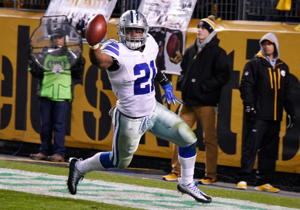 Dallas Cowboys running back Ezekiel Elliott (21) celebrates after scoring a touchdown during the second half of an NFL football game against the Pittsburgh Steelers in Pittsburgh, Sunday, Nov. 13, 2016. The Cowboys won 35-30. (AP Photo/Fred Vuich)