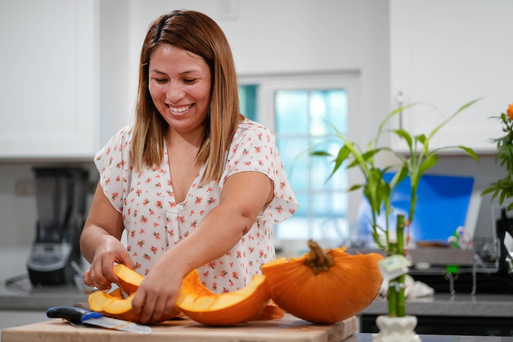 (Francisco Kjolseth | The Salt Lake Tribune) Wendy Juarez, dueña de Prime Corn, prepara una receta de dulce de calabaza con guayaba y tejocote en su casa en North Salt Lake el lunes 24 de octubre de 2022. Prime Corn y Wasatch Community Gardens se están uniendo para una clase de cocina del Día de los Muertos el 5 de noviembre.