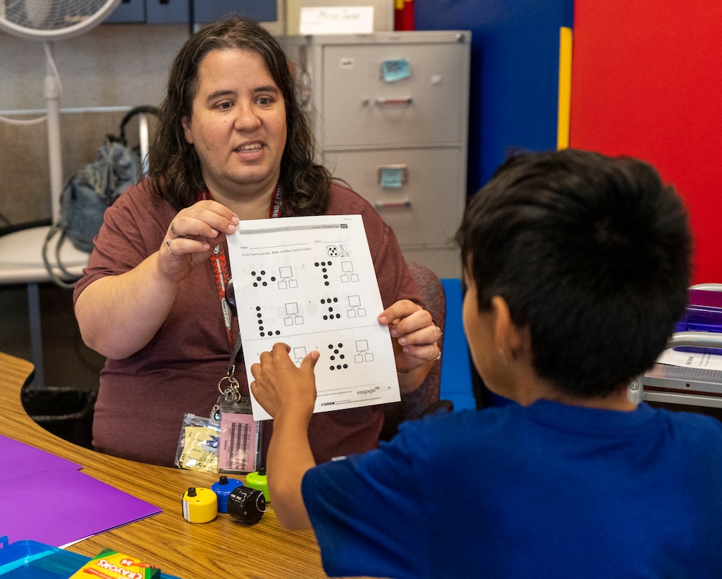 (Rick Egan | The Salt Lake Tribune) Paraeducator Jenniffer Wardell works with a student at Parkview Elementary School on Sept. 13, 2022.
