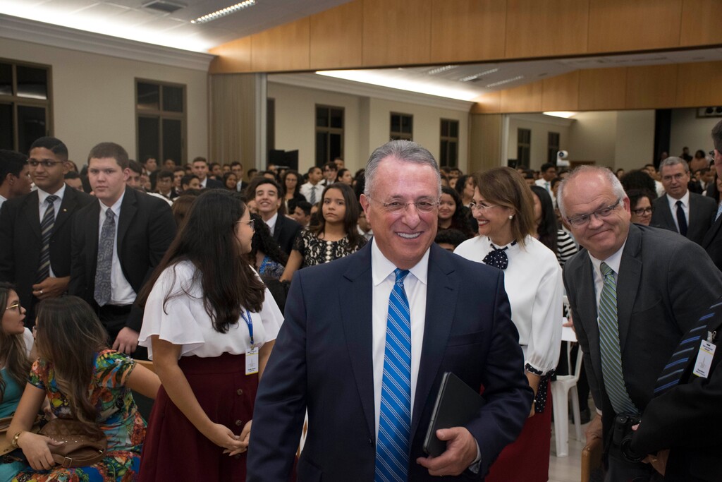 (Photo courtesy of The Church of Jesus Christ of Latter-day Saints)
Ulisses Soares, of the church’s Quorum of the Twelve Apostles, meets with Brazilian Latter-day Saint youths, June 1, 2019, during a devotional on the eve of the dedication of the Fortaleza Brazil Temple.