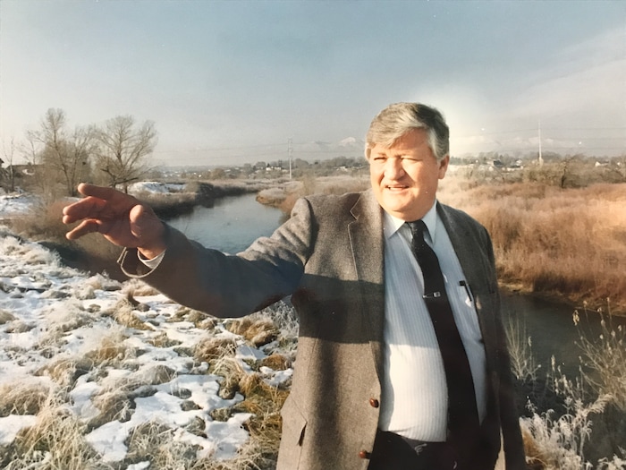 (Al Hartmann  |  Tribune file photo)  Murray Mayor Lynn Pett, seen here in 1991, describes his plan to develop a nature park in wetland area along the Jordan River. Pett, who previously worked in the city's parks department, died Sept. 17, 2017. He was 76.