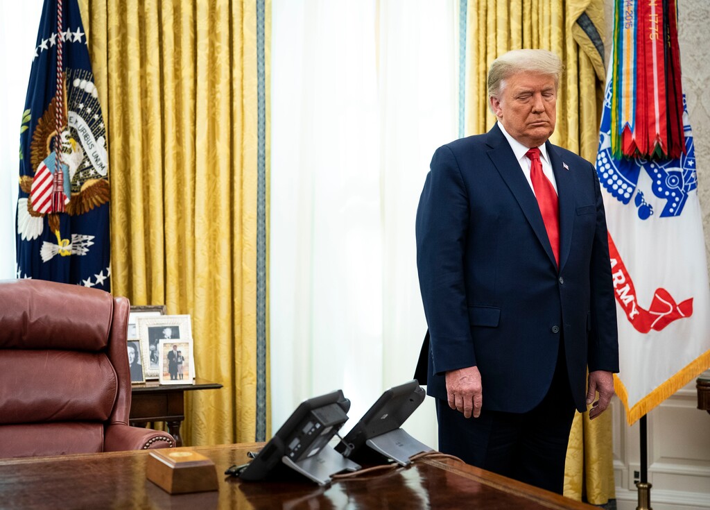 (Doug Mills | The New York Times)
President Donald Trump stands by his desk during a Medal of Freedom presentation for the former football coach Lou Holtz, at the White House in Washington, Dec, 3, 2020. For Americans who won’t be able to return to work while the pandemic is still raging, a one-time payment of $600 is grossly inadequate, while for those who haven’t lost their jobs it’s unnecessary, Paul Krugman writes.