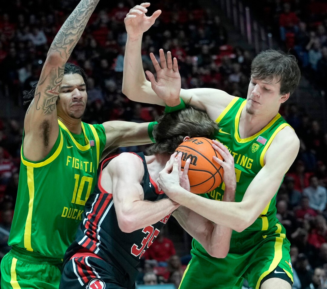 (Leah Hogsten | The Salt Lake Tribune) Utah Utes center Branden Carlson (35) is pressured by Oregon Ducks center Kel'el Ware (10) and Oregon Ducks center Nate Bittle (32) as the University of Utah hosts Oregon at the Huntsman Center, Jan. 7, 2023.