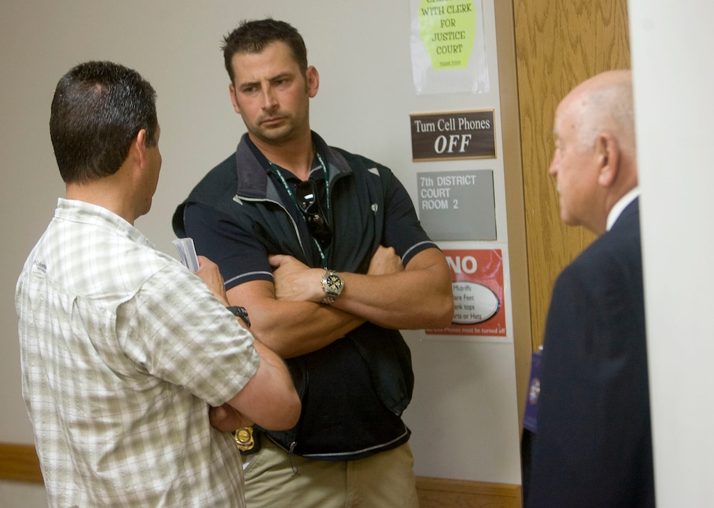 (Al Hartmann  | Tribune file photo) Former BLM special agent Dan Love, center.