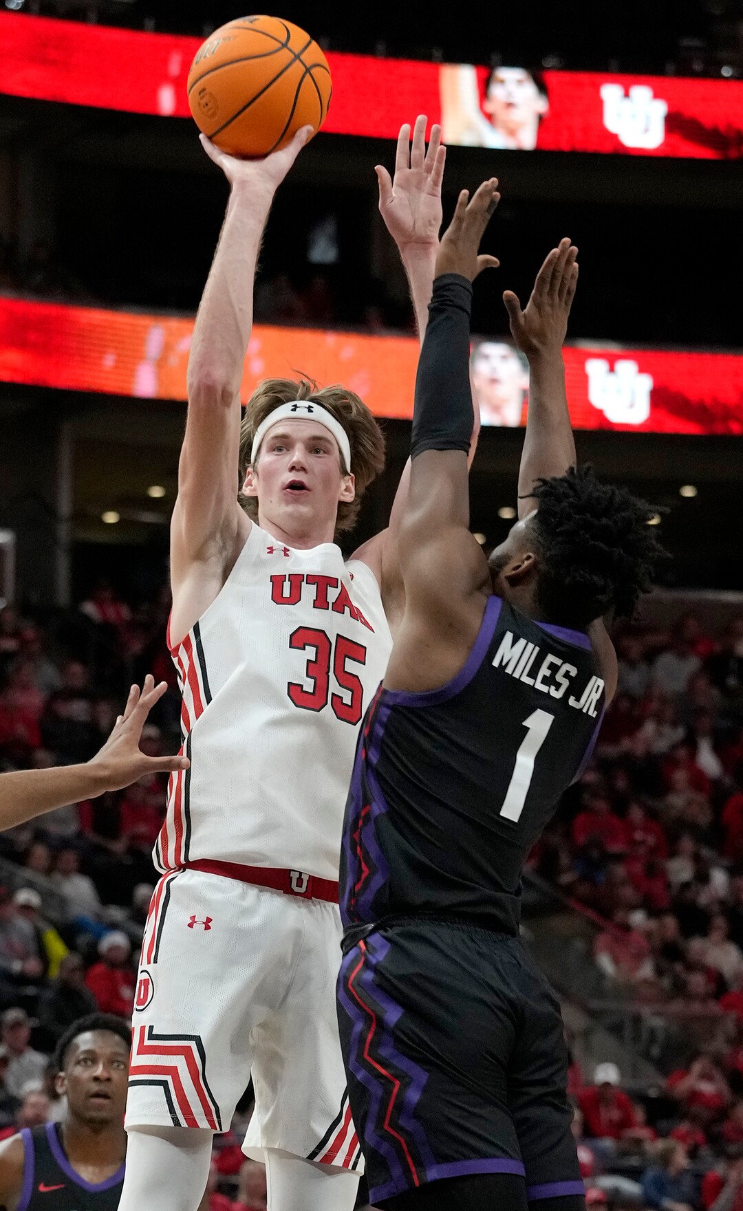 (Leah Hogsten | The Salt Lake Tribune) Utah Utes center Branden Carlson (35) looks to the net as the University of Utah hosts the TCU Horned Frogs at Vivint Arena, Dec. 21, 2022. 