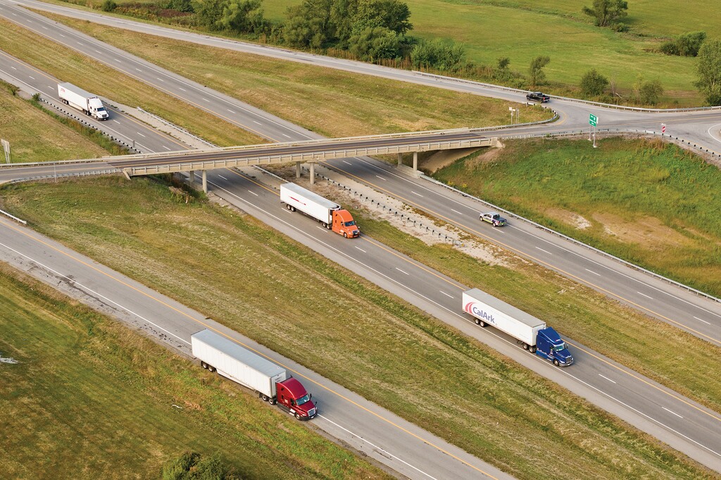 A truck stops on the shoulder outside of Lathrop, Mo., Sept. 15, 2023. The American trucking industry, which moves nearly three-quarters of the nation’s goods, has devolved into a dangerous, dysfunctional system that threatens every driver on the road, whether you’re in an 18-wheeler or the family S.U.V. (Tim Gruber/The New York Times)