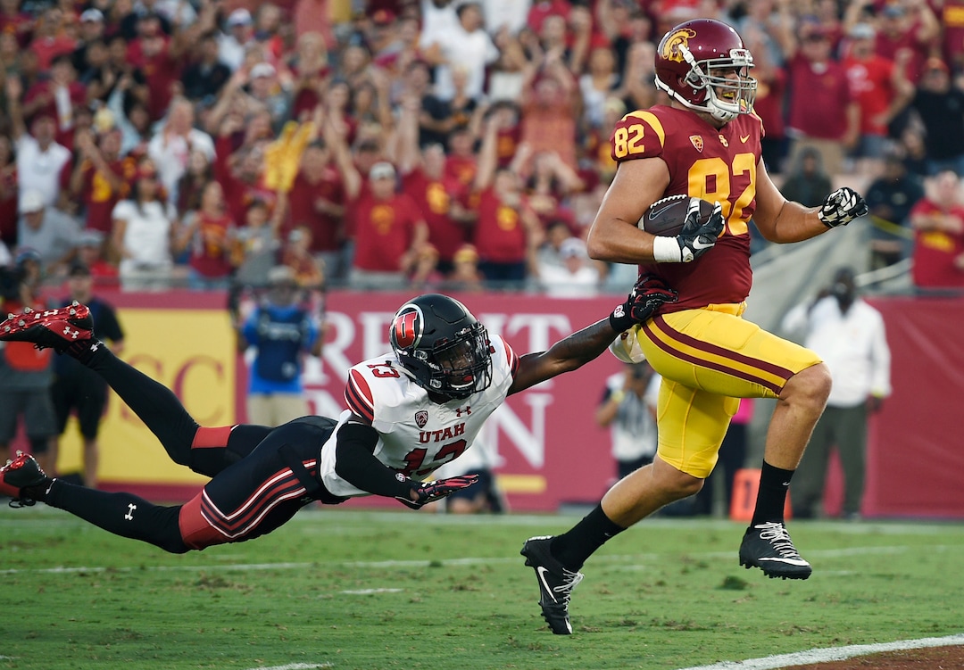 Southern California tight end Tyler Petite, right, runs in the ball after a catch for a touchdown ahead of Utah defensive back Marquise Blair during the first half of an NCAA college football game in Los Angeles, Saturday, Oct. 14, 2017. (AP Photo/Kelvin Kuo)