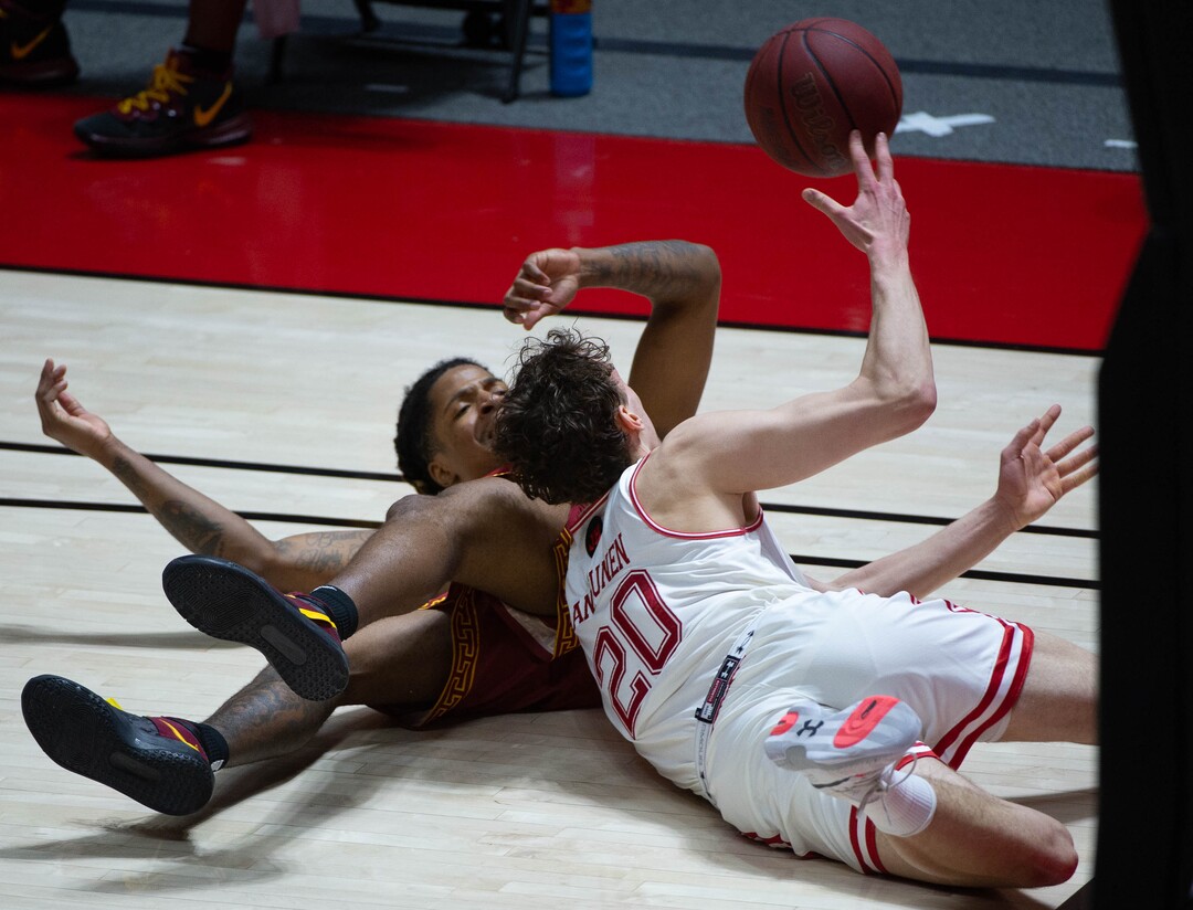 (Francisco Kjolseth  | The Salt Lake Tribune) USC Trojans forward Isaiah Mobley (3) and Utah Utes forward Mikael Jantunen (20) chase down a loose ball in PAC-12 basketball action at the Jon M. Huntsman Center, on Saturday, Feb. 27, 2021.