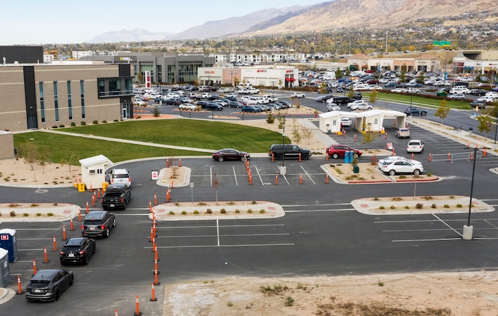(Leah Hogsten  |  The Salt Lake Tribune) A line of cars bends around the University Of Utah Hospital's parking lot as people wait for COVID-19 testing in Farmington, Oct. 23, 2020.
