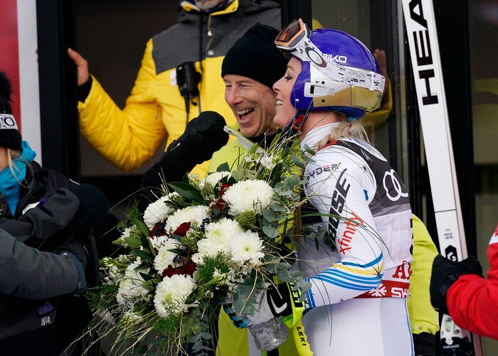 United States' Lindsey Vonn, right, poses with Sweden former skier Ingemar Stenmark in the finish area after the women's downhill race, at the alpine ski World Championships in Are, Sweden, Sunday, Feb. 10, 2019. (AP Photo/Giovanni Auletta)