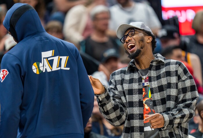 (Rick Egan | The Salt Lake Tribune) Utah Jazz guard Donovan Mitchell jokes around with his team mates using a break in the action, in NBA action between the Utah Jazz and the Oklahoma City Thunder at Vivint Arena, on Wednesday, April 6, 2022.
