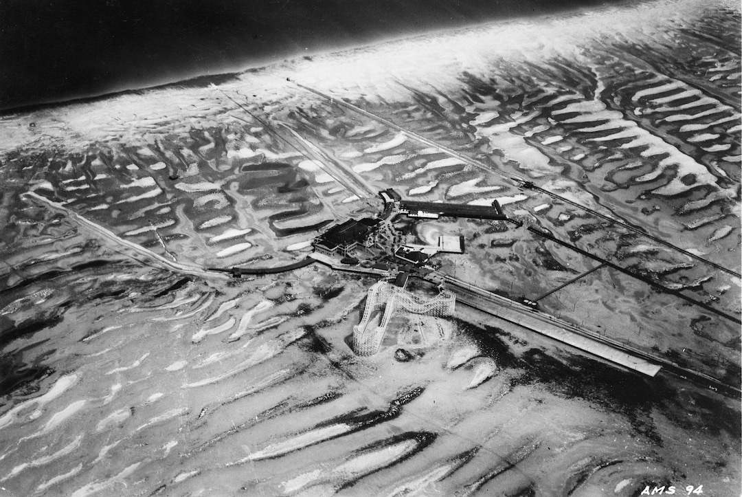 (The Salt Lake Tribune )  An aerial photograph of Saltair II  in 1964, surrounded by an empty lakebed due to lthe Great Salt Lake's low water levels.