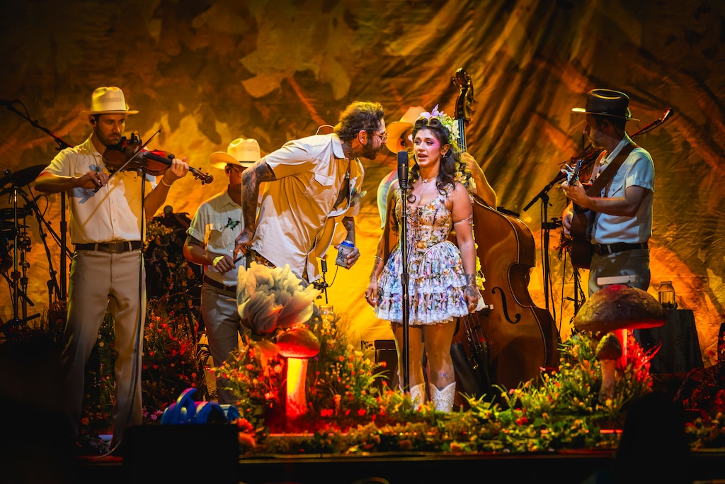 (Miguel Mendoza | S&S Presents/The Twilight Concert Series) Post Malone joins Sierra Ferrell on stage in a surprise appearance on July 17, 2025 at the SLC Twilight Concert Series.