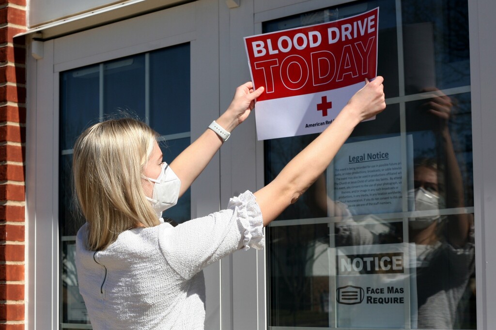 (The Church of Jesus Christ of Latter-day Saints)
Kiera McGrotty of the American Red Cross places a sign on the meetinghouse door of The Church of Jesus Christ of Latter-day Saints before a blood drive in Fenton, Mo., in March 2021.