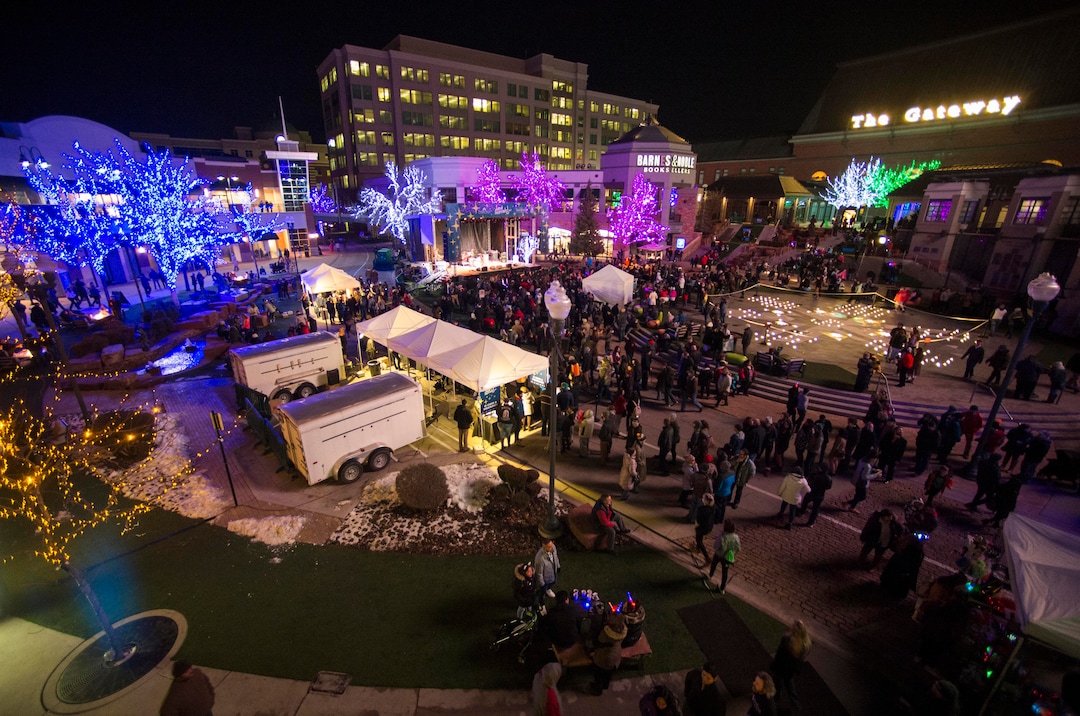 (Rick Egan  |  The Salt Lake Tribune Crowds gather for the Last Hurrah New Years Eve party at the Gateway,  Sunday, December 31, 2017.