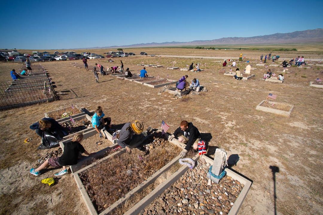 (Trent Nelson | The Salt Lake Tribune)  Descendants of the Hawaiians who settled the desert town of Iosepa took time during their Memorial Day gathering to clean the graves of their ancestors, Saturday May 26, 2018.