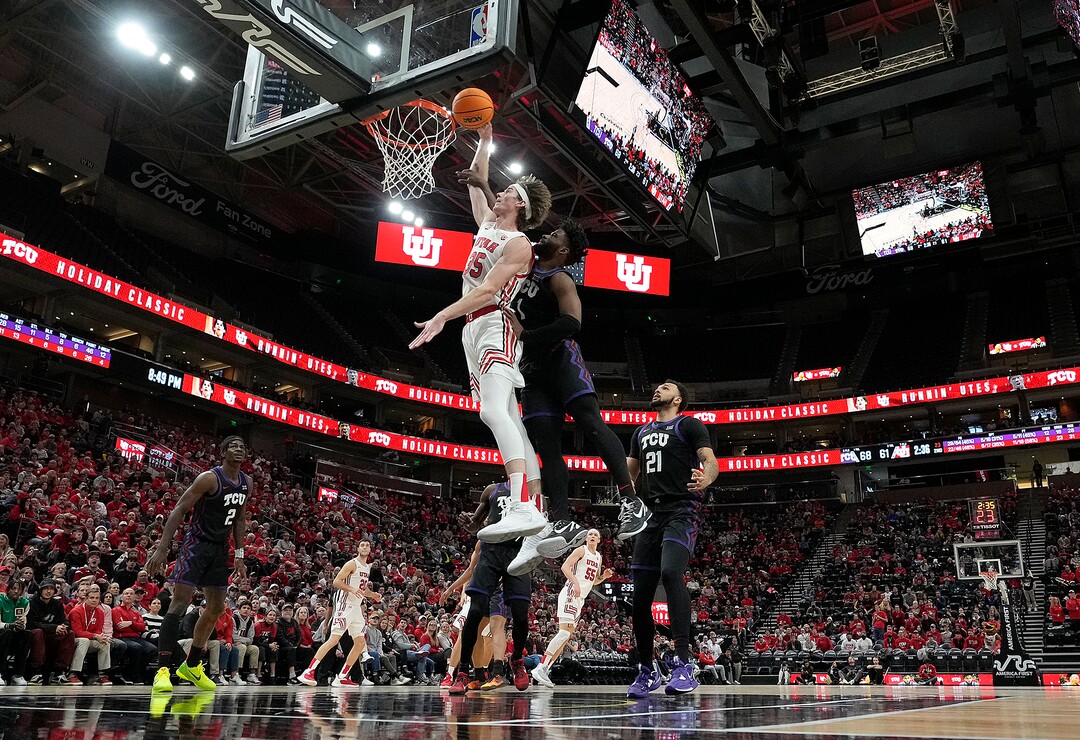 (Leah Hogsten | The Salt Lake Tribune) Utah Utes center Branden Carlson (35) with the dunk in the second half as the University of Utah hosts the TCU Horned Frogs at Vivint Arena, Dec. 21, 2022. 