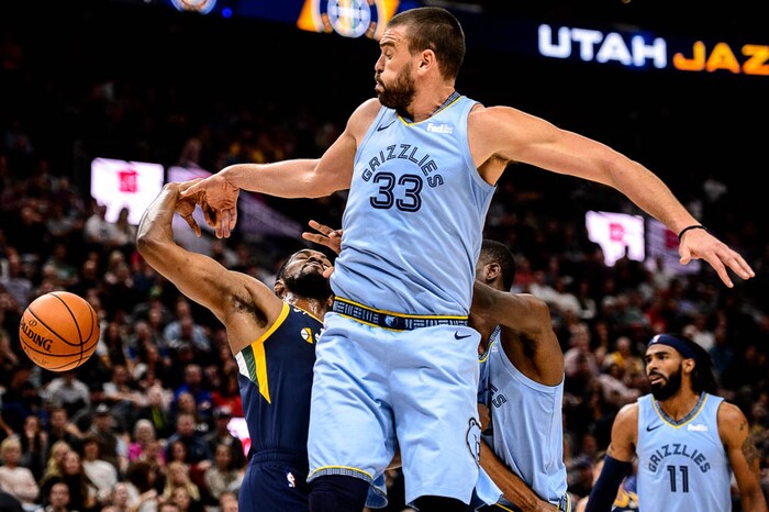 (Trent Nelson | The Salt Lake Tribune)
Utah Jazz forward Derrick Favors (15) defended by Memphis Grizzlies center Marc Gasol (33). Utah Jazz vs Memphis Grizzlies, NBA basketball in Salt Lake City on Friday Nov. 2, 2018.