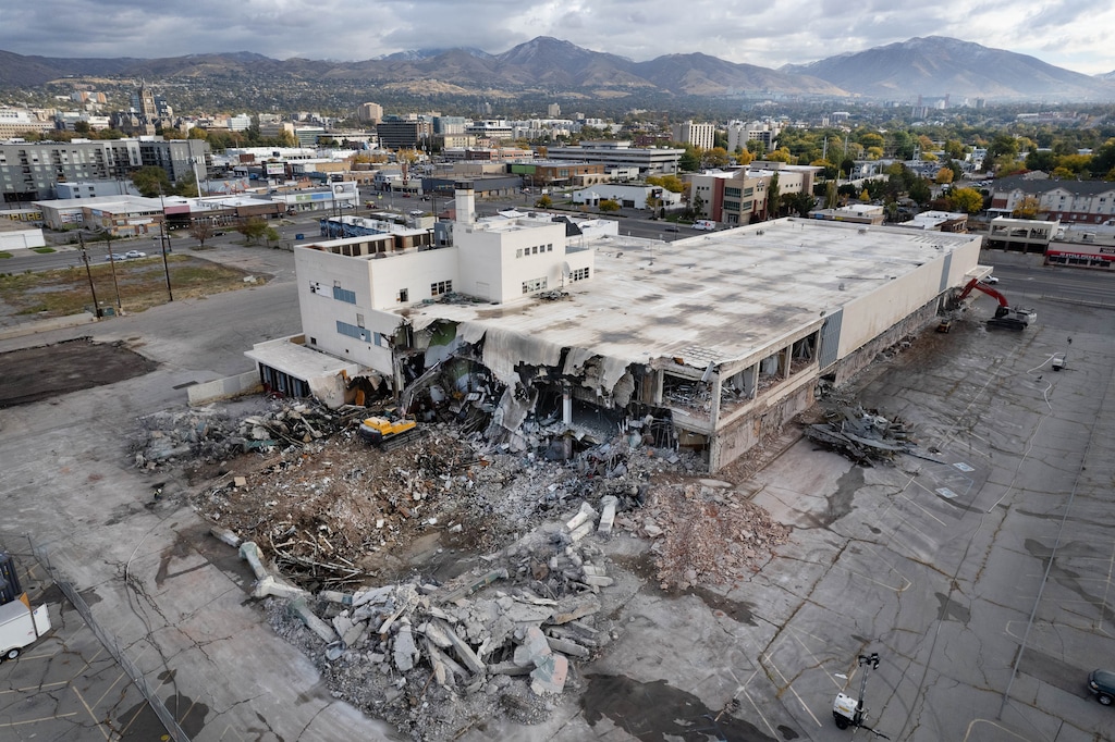 (Francisco Kjolseth | The Salt Lake Tribune) Demolition begins on the iconic Sears store in downtown Salt Lake City on Wednesday, Oct. 26, 2022.
