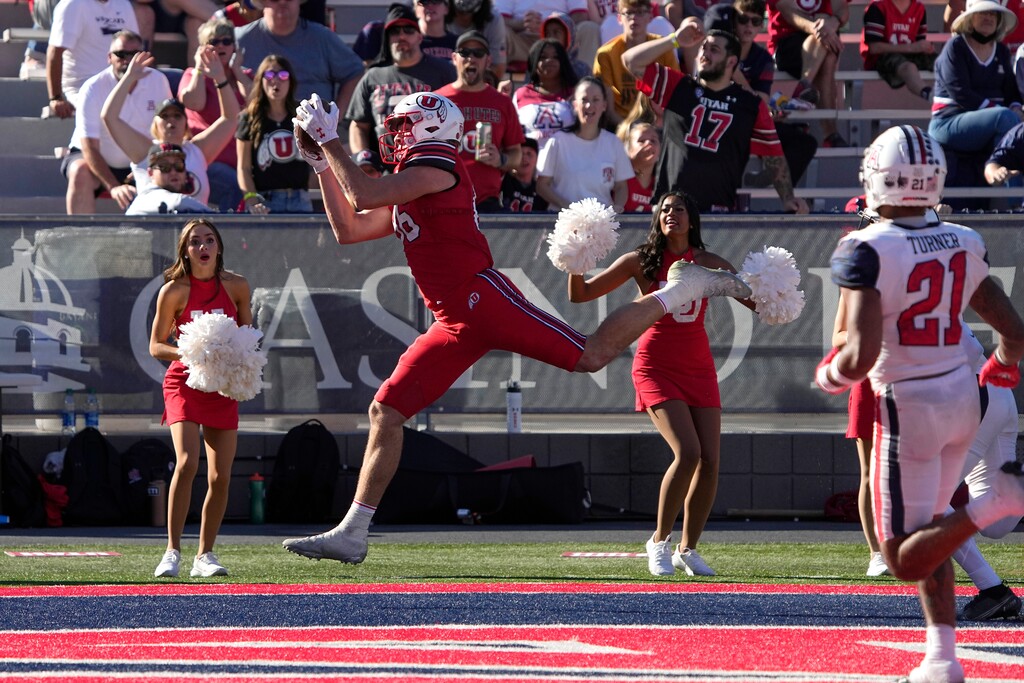 (Rick Scuteri | AP) Utah tight end Dalton Kincaid (86) catches a touchdown against Arizona in the second half of an NCAA college football game, Saturday, Nov. 13, 2021, in Tucson, Ariz. Utah won 38-29.