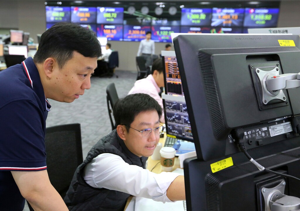 Currency traders watch monitors at the foreign exchange dealing room of the KEB Hana Bank headquarters in Seoul, South Korea, Friday, July 13, 2018. Asian stock markets were mostly higher on Friday rebounding from jitters over the U.S.-China trade disputes for a second straight day. (AP Photo/Ahn Young-joon)