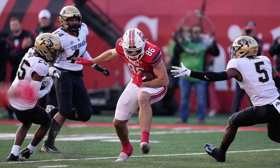 (Francisco Kjolseth | The Salt Lake Tribune) Utah Utes tight end Dalton Kincaid (86) runs in a touchdown as the University of Utah hosts the Colorado Buffaloes in Pac-12 football, Friday, Nov. 26, 2021 at Rice-Eccles Stadium.