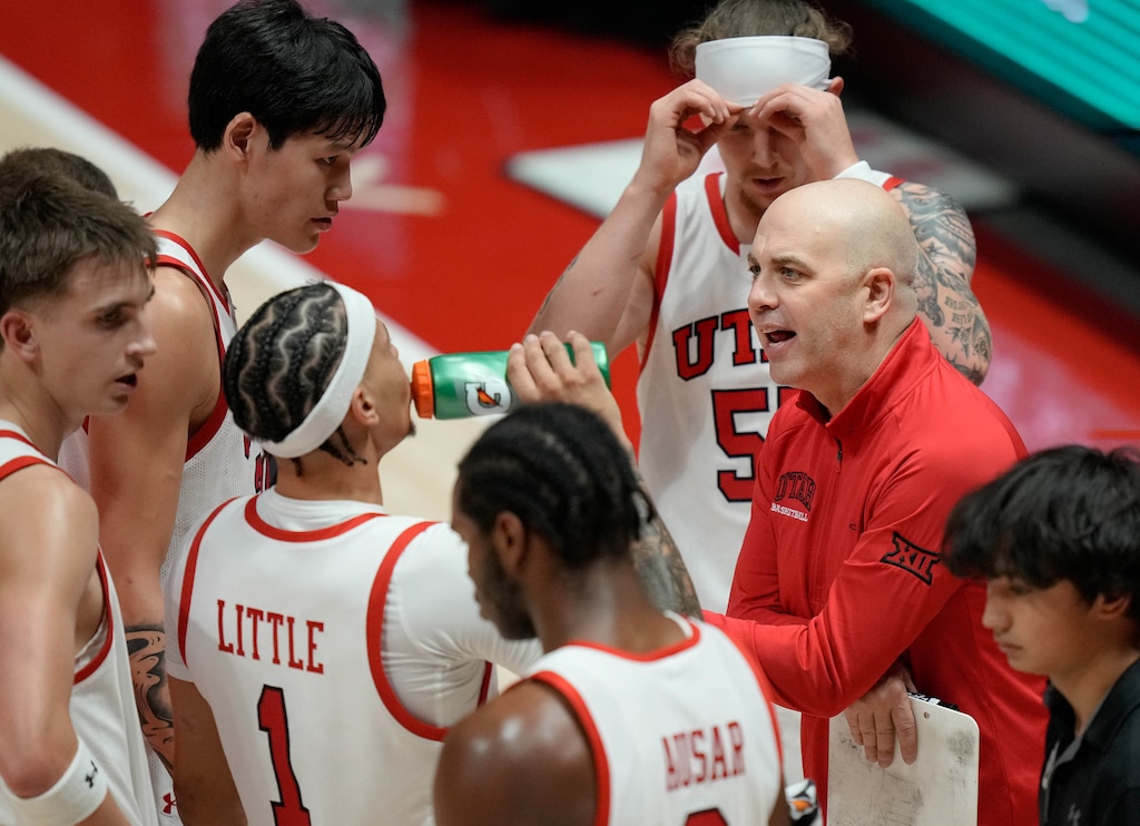 (Francisco Kjolseth  | The Salt Lake Tribune) University of Utah men’s basketball coach Craig Smith speaks with his players during a timeout at the Huntsman Center on Tuesday, Nov. 12, 2024.