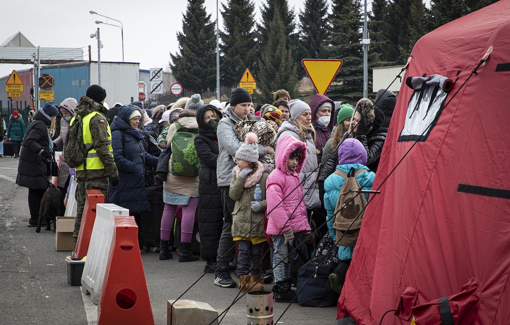 (Marco Frattini | WFP) Refugees line up at the Krakovets Police border crossing.