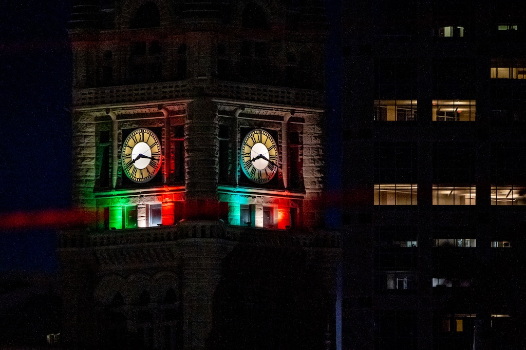 (Trent Nelson | The Salt Lake Tribune) El ayuntamiento en Salt Lake City se ilumina con los colores de la bandera mexicana el jueves, 15 de sept., 2022, para conmemorar el aniversario 212 de la independencia de México y para celebrar el Mes de la Herencia Hispana.