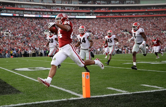 Oklahoma running back Rodney Anderson runs for his second touchdown of the first half of the Rose Bowl NCAA college football game against Georgia Monday, Jan. 1, 2018, in Pasadena, Calif. (AP Photo/Jae C. Hong)