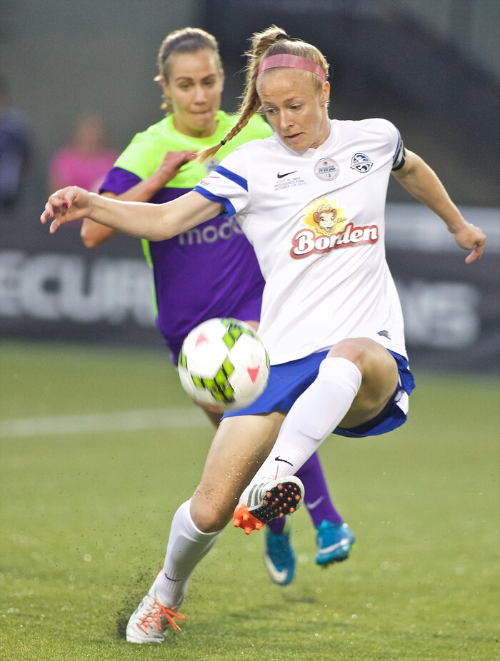 FC Kansas City defender Becky Sauerbrunn passes the ball during the first half of the NWSL soccer championship match in Portland, Ore., Thursday, Oct. 1, 2015. (AP Photo/Craig Mitchelldyer)