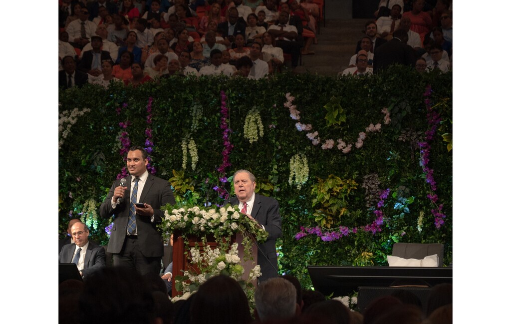 (The Church of Jesus Christ of Latter-day Saints) Apostle Jeffrey R. Holland speaks to members and friends at the Carlos Teo Cruz Colosseum during his visit to the Dominican Republic on Sunday, Nov. 10, 2024.