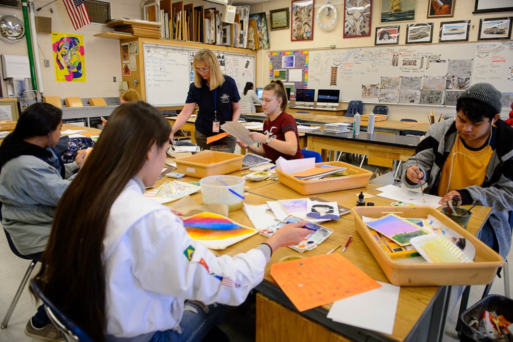 (Trent Nelson | The Salt Lake Tribune)
Art teacher Cindy McKay works with students at Cyprus High School in Magna on Thursday Jan. 3, 2019.