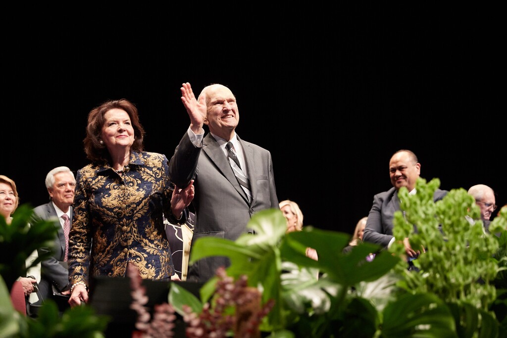 (Photo courtesy of The Church of Jesus Christ of Latter-day Saints)
President Russell M. Nelson and his wife, Wendy, wave to 8,000 Latter-day Saints at a devotional in the International Convention Centre in Sydney on May 19, 2019.