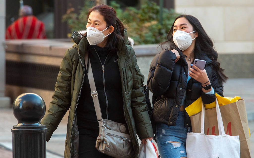 (Rick Egan | The Salt Lake Tribune) Shoppers and commuters wear masks in downtown Salt Lake City, Monday, Nov. 30, 2020.