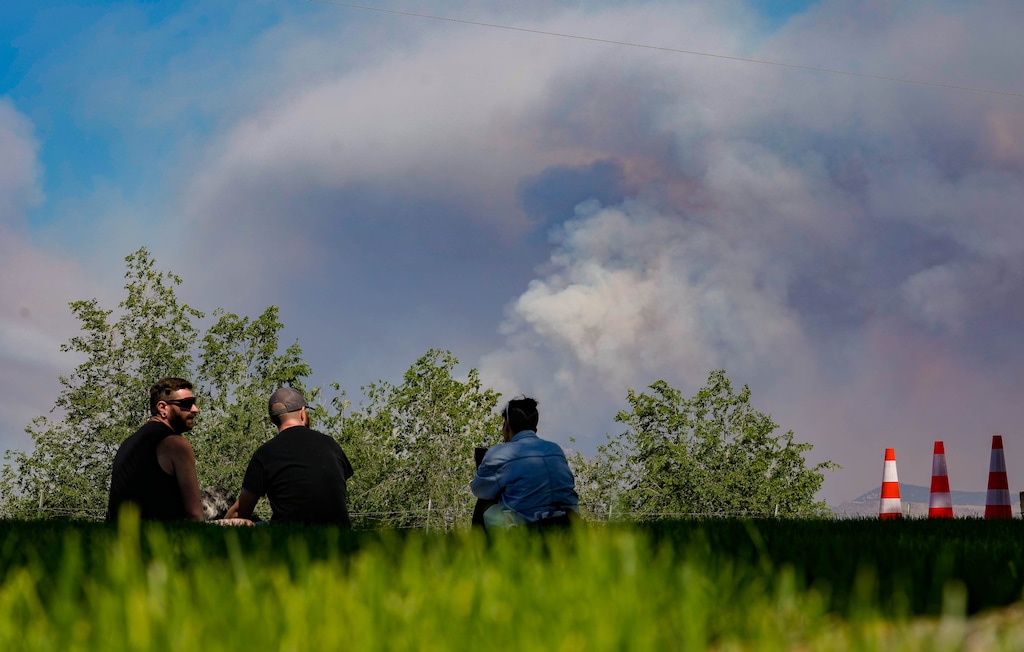 (Francisco Kjolseth | The Salt Lake Tribune) Eureka residents shelter in the neighboring town of Elberta on Monday, June 22, 2026, as they await updates on the Iron Fire burning in the distance. 