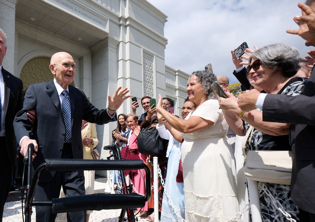 (The Church of Jesus Christ of Latter-day Saints) President Dallin H. Oaks waves to attendees after dedicating the Belo Horizonte Brazil Temple on Sunday, Aug. 16, 2026.