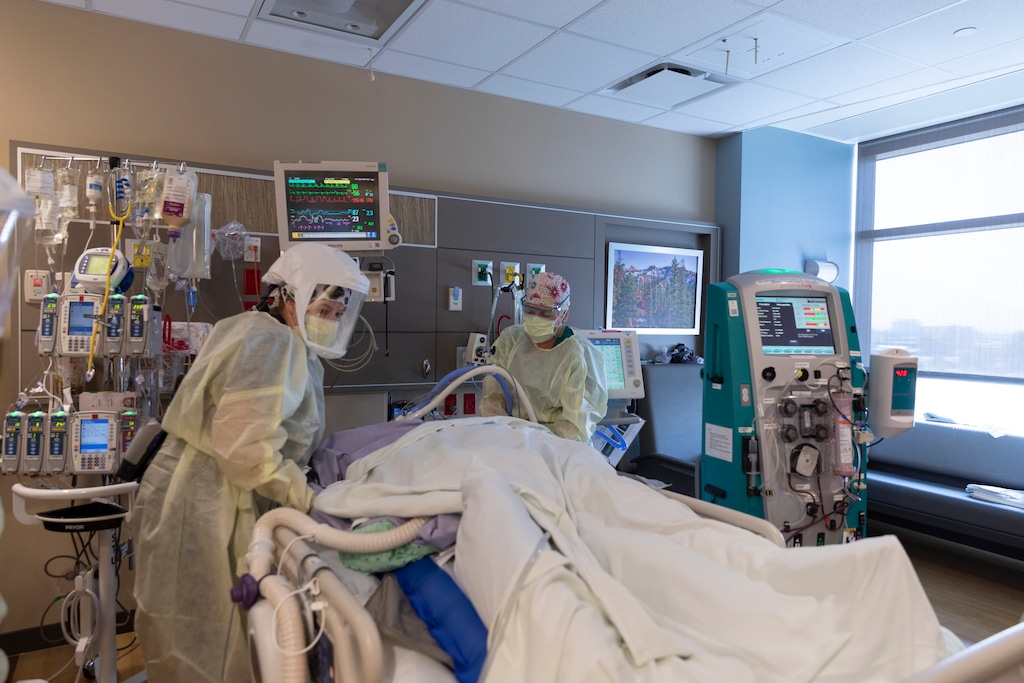 (Intermountain Healthcare) Health care workers tend to a COVID-19 patient in the intensive care unit at Intermountain Utah Valley Hospital in Provo, Aug. 25, 2021.