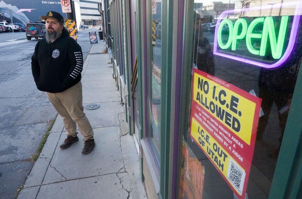 (Bethany Baker | The Salt Lake Tribune) Adam Tye se encuentra afuera de su negocio, Diabolical Records, en Salt Lake City, el martes 30 de diciembre de 2025.
