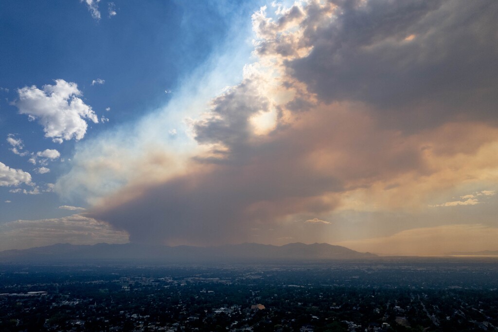 (Francisco Kjolseth | The Salt Lake Tribune) The Jacob City Fire south of Tooele fills the Salt Lake Valley with smoke on Saturday, July 9, 2022.