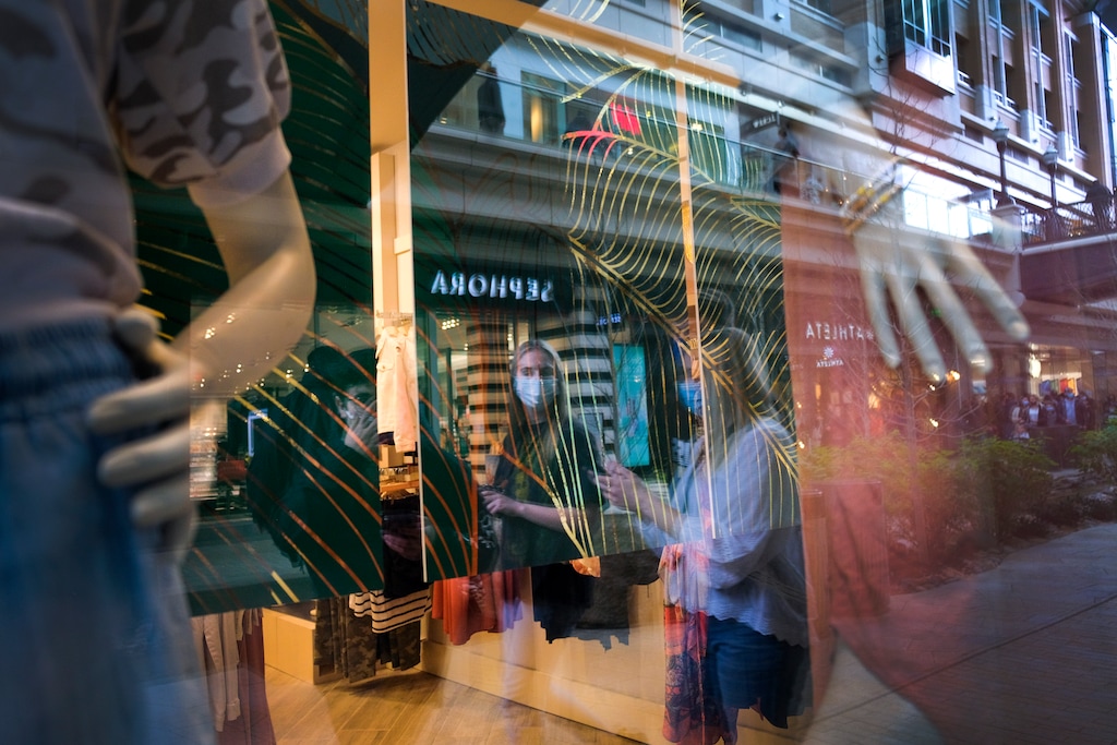 (Leah Hogsten | The Salt Lake Tribune) Shoppers, wearing face masks, browse stores at City Creek Center, Mar. 13, 2021. Utah health experts are advising people to keep wearing masks in public, even after the statewide mask order expires on Saturday, April 10, 2021.