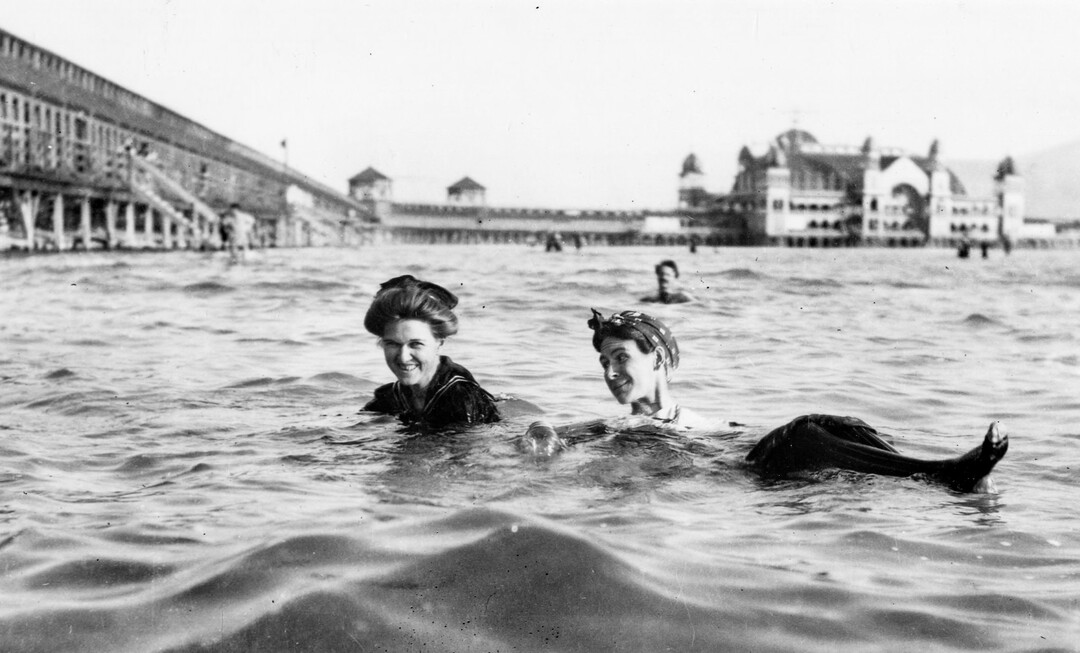 (Utah State Historical Society) Saltair I bathers, dressed from head to toe for a day of swimming in the salty water of the Great Salt Lake in the early 1900s.