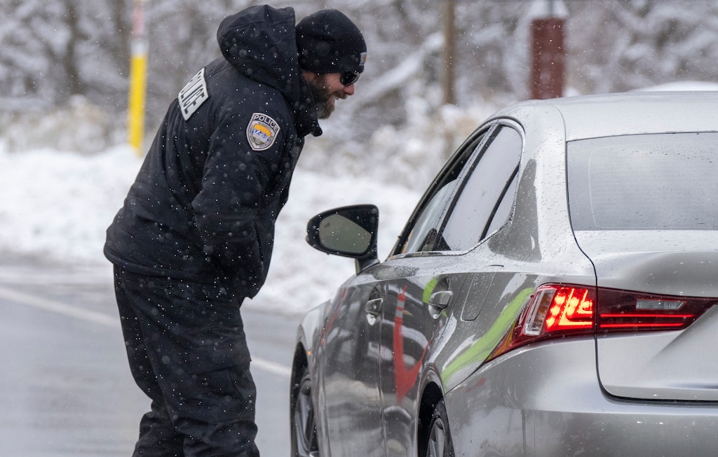 (Rick Egan | The Salt Lake Tribune) A police officer speaks to a driver in Sandy in 2025.