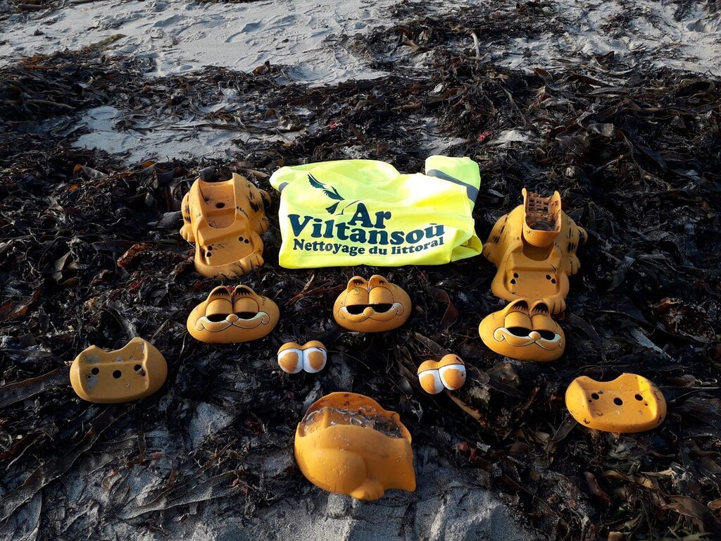 (Courtesy of Claire Simonin-Le Meur via The Washington Post) Pieces of the Garfield telephone discovered by Ar Viltansou.